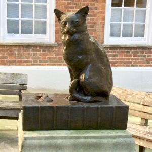 Samuel Johnson - sculpture of Hodge the cat